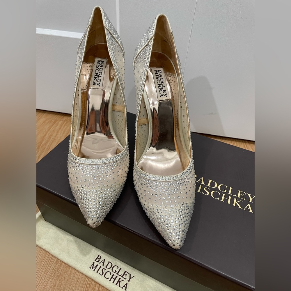 BADGLEY MISCHKA Weslee Pointed Toe Pump Heels Ivory Satin 8.5 - Picture 4 of 11